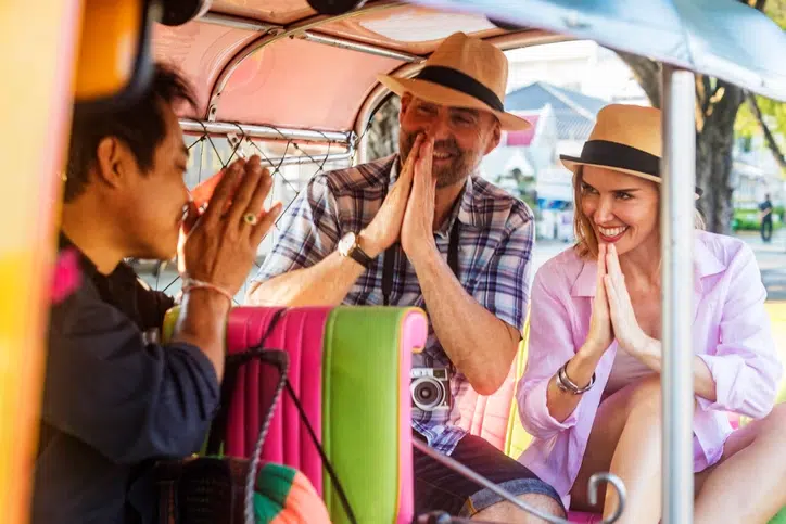 people saying hello in thai